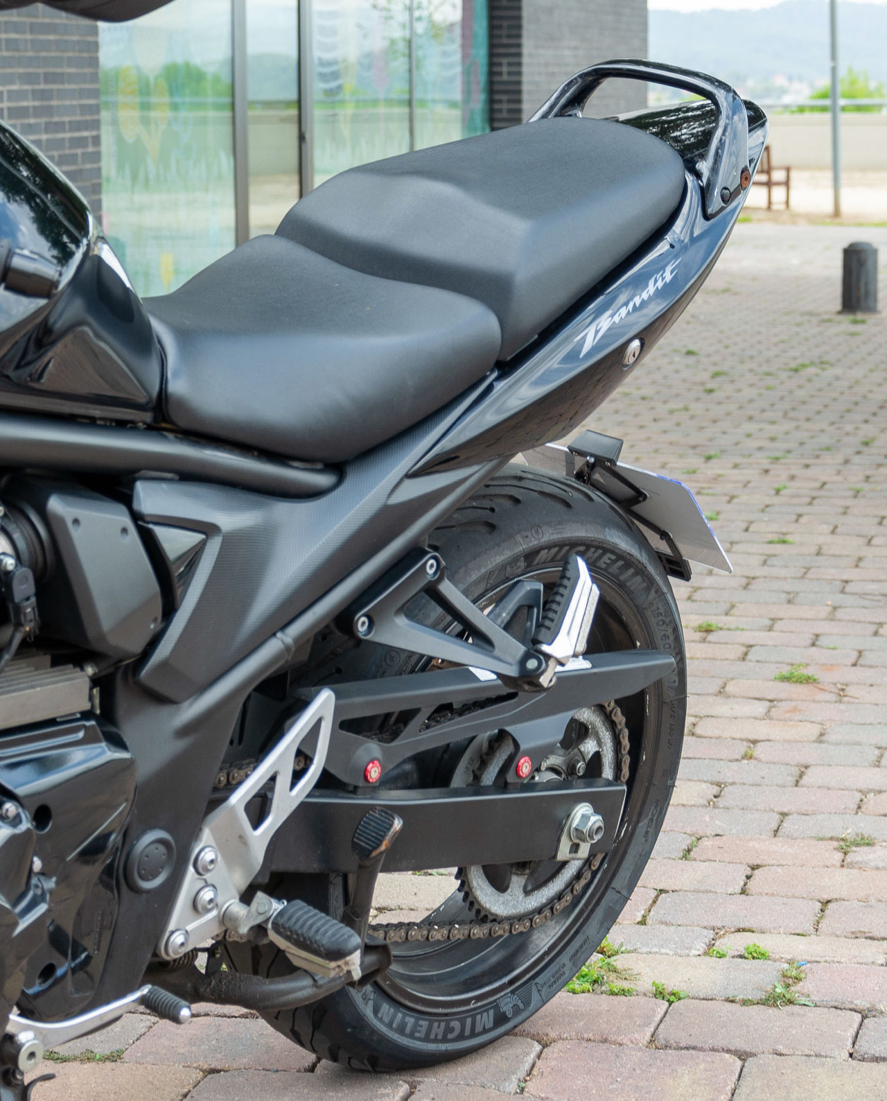 Soporte para matricula de moto custom bandit 650 gsf personalizado