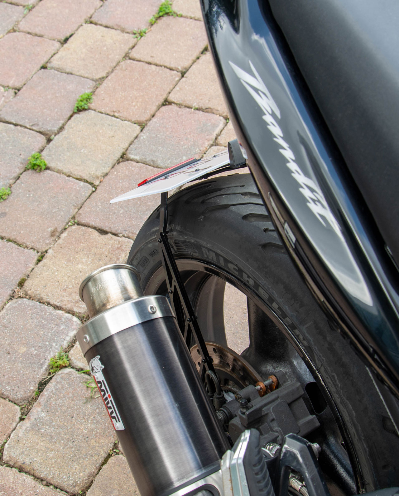 Soporte para matricula de moto custom bandit 650 gsf personalizado