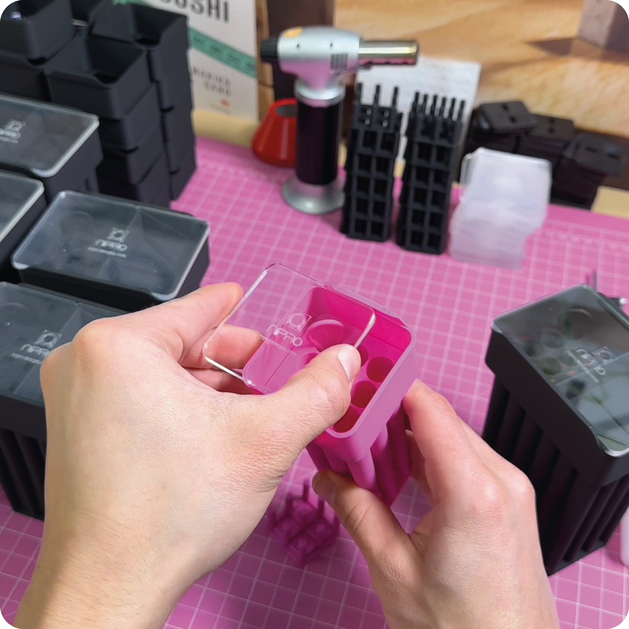 NIPRO 9 Cone Filling Machine | Herramienta para rellenar conos King Size 108 mm (Rosa) - Imagen 3