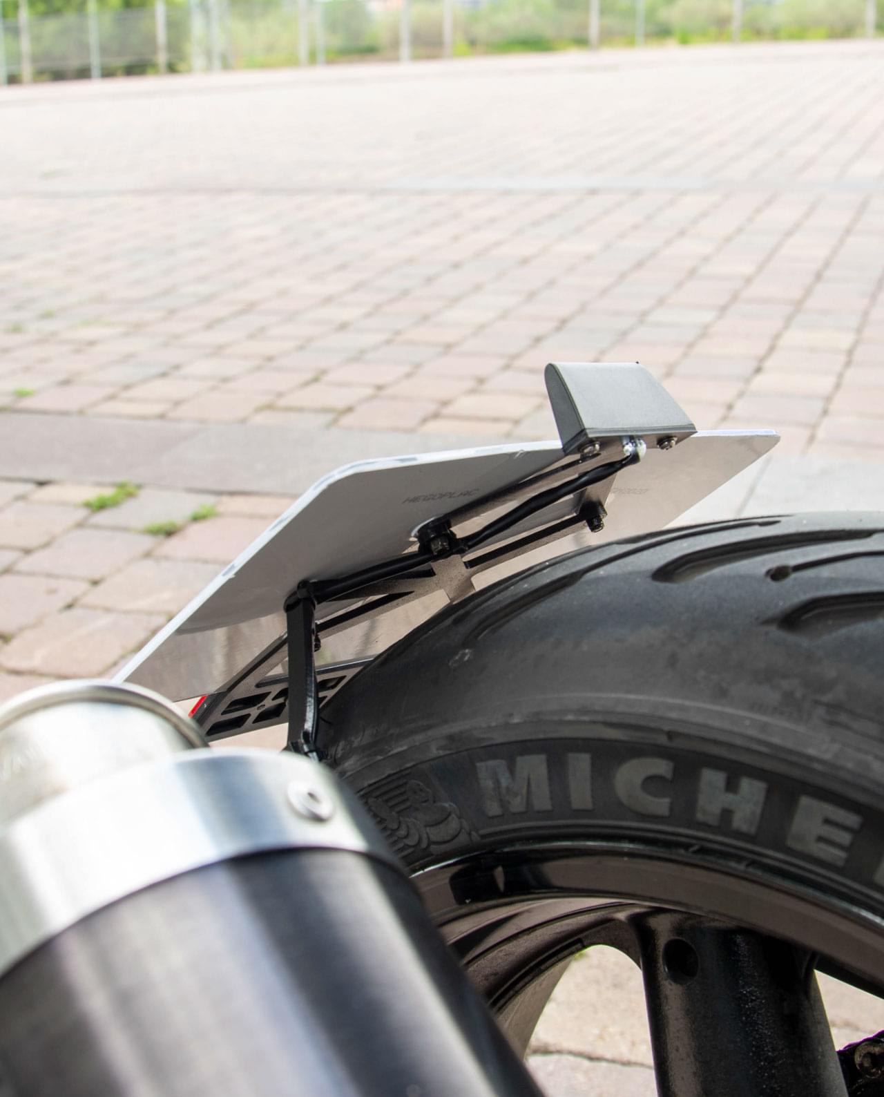 Soporte para matricula de moto custom bandit 650 gsf personalizado