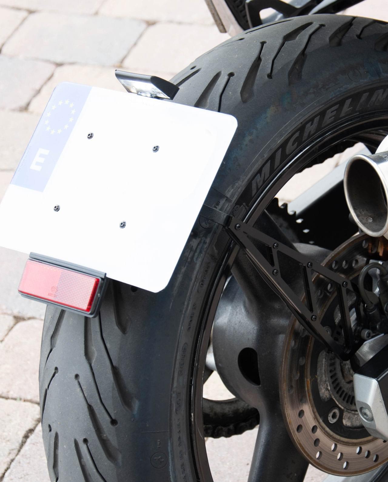 Soporte para matricula de moto custom bandit 650 gsf personalizado