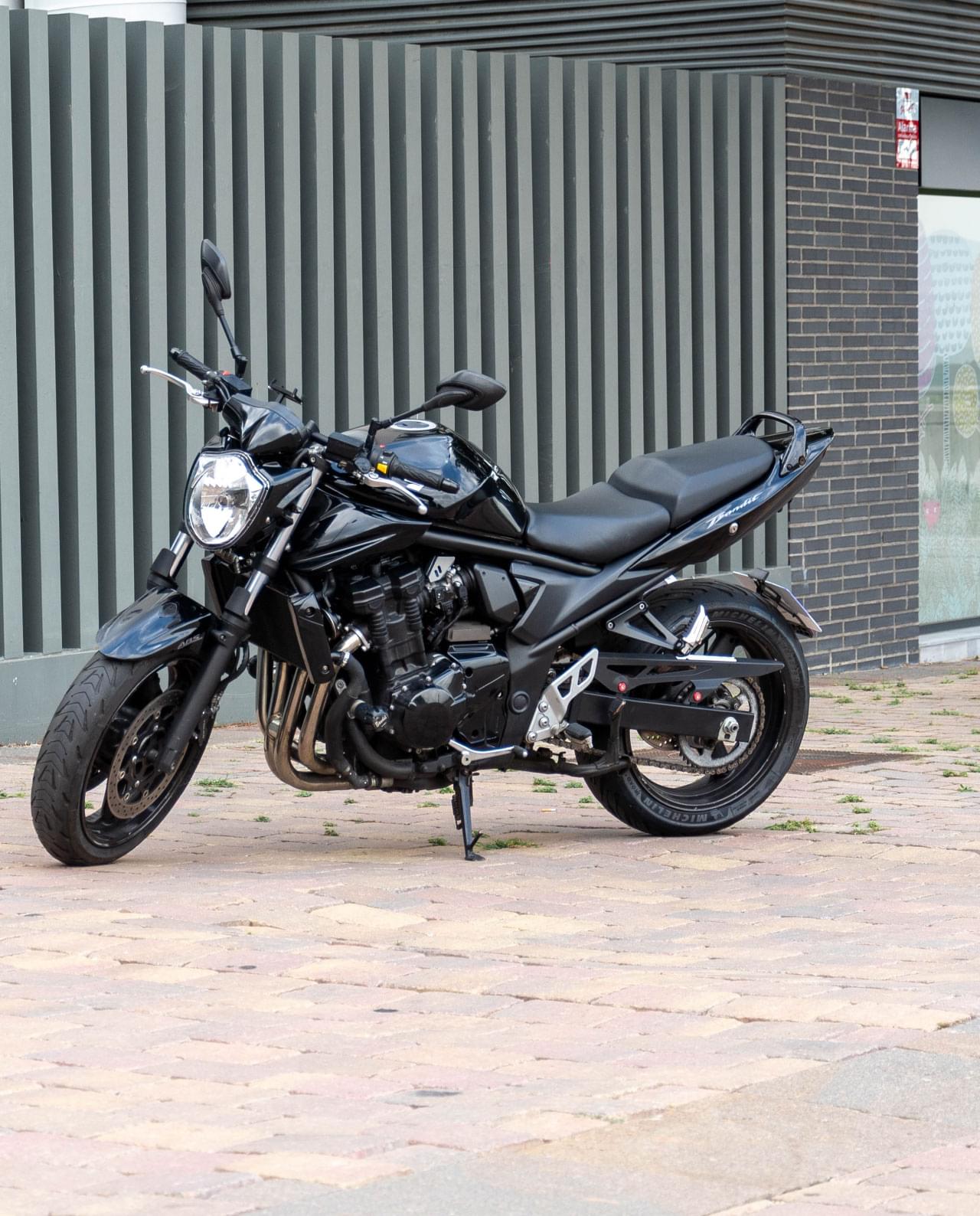 Soporte para matricula de moto custom bandit 650 gsf personalizado