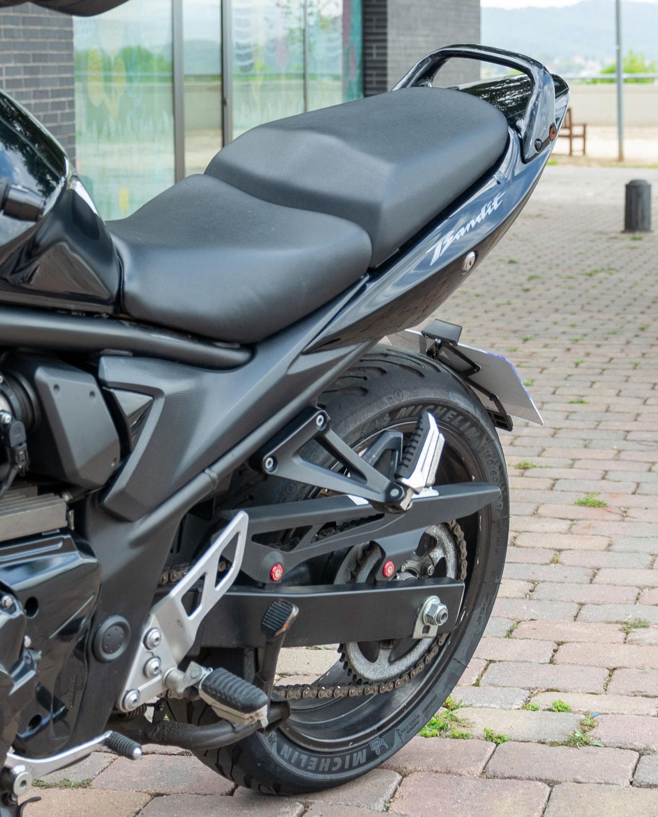 Soporte para matricula de moto custom bandit 650 gsf personalizado