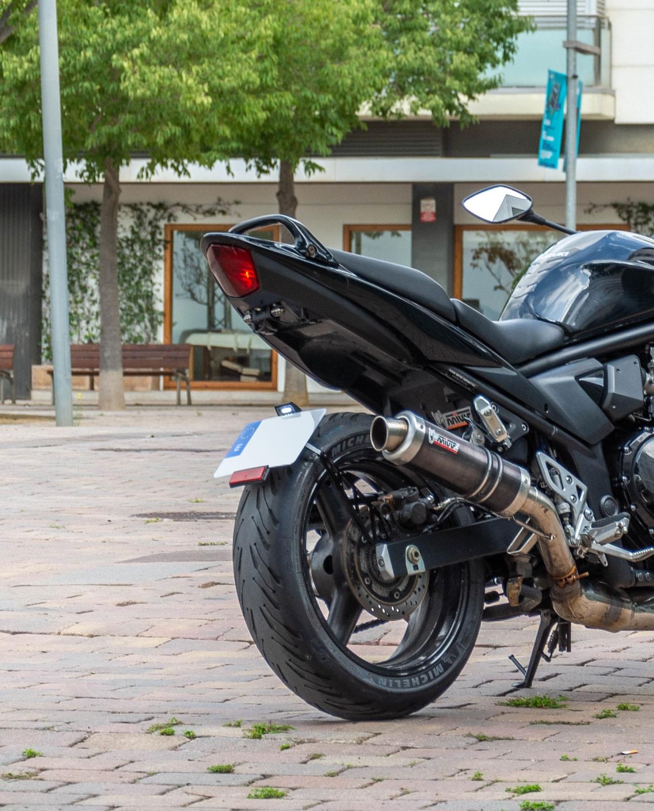 Soporte para matricula de moto custom bandit 650 gsf personalizado